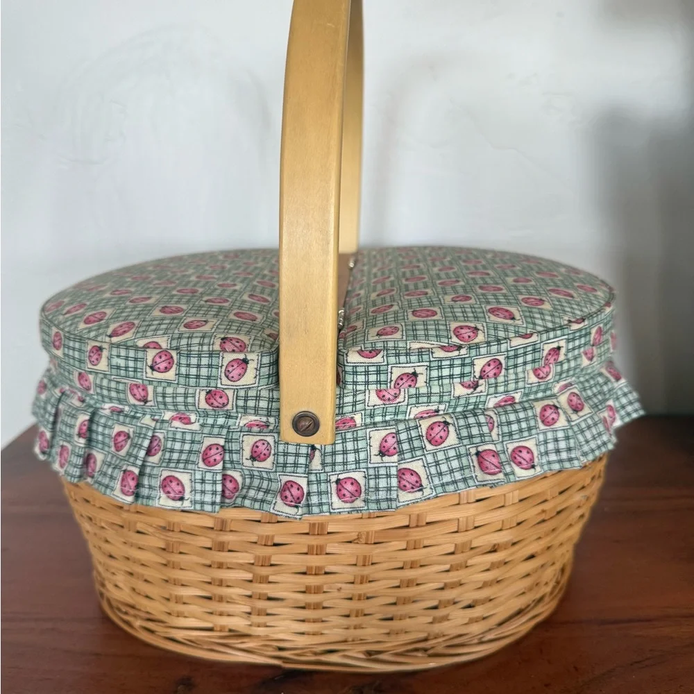 Vintage sowing storage  Woven Picnic Basket‎ with Floral Lid futures ladybugs